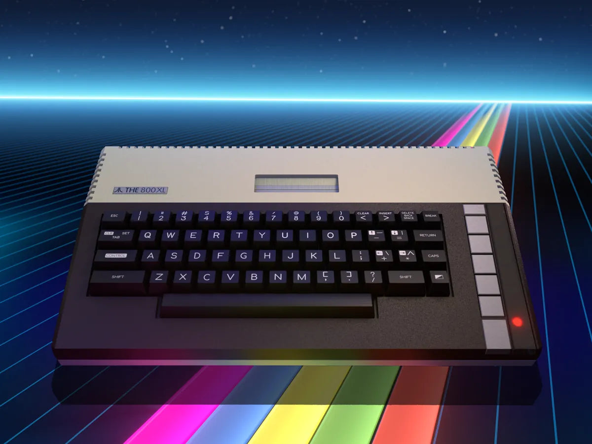 THE 800XL con su teclado completo sobre un fondo retro de luces de colores